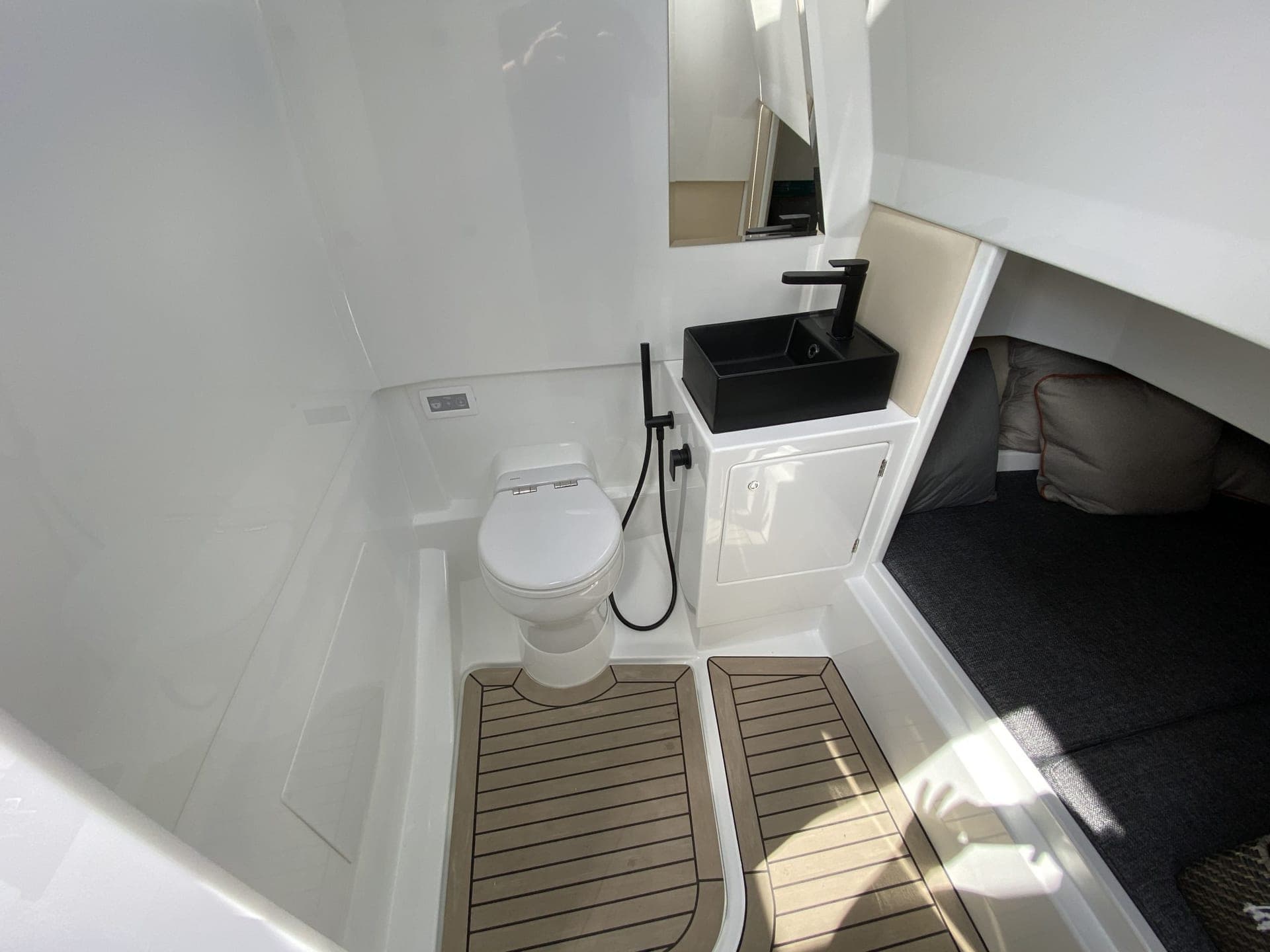 40' Vanquish photo 7