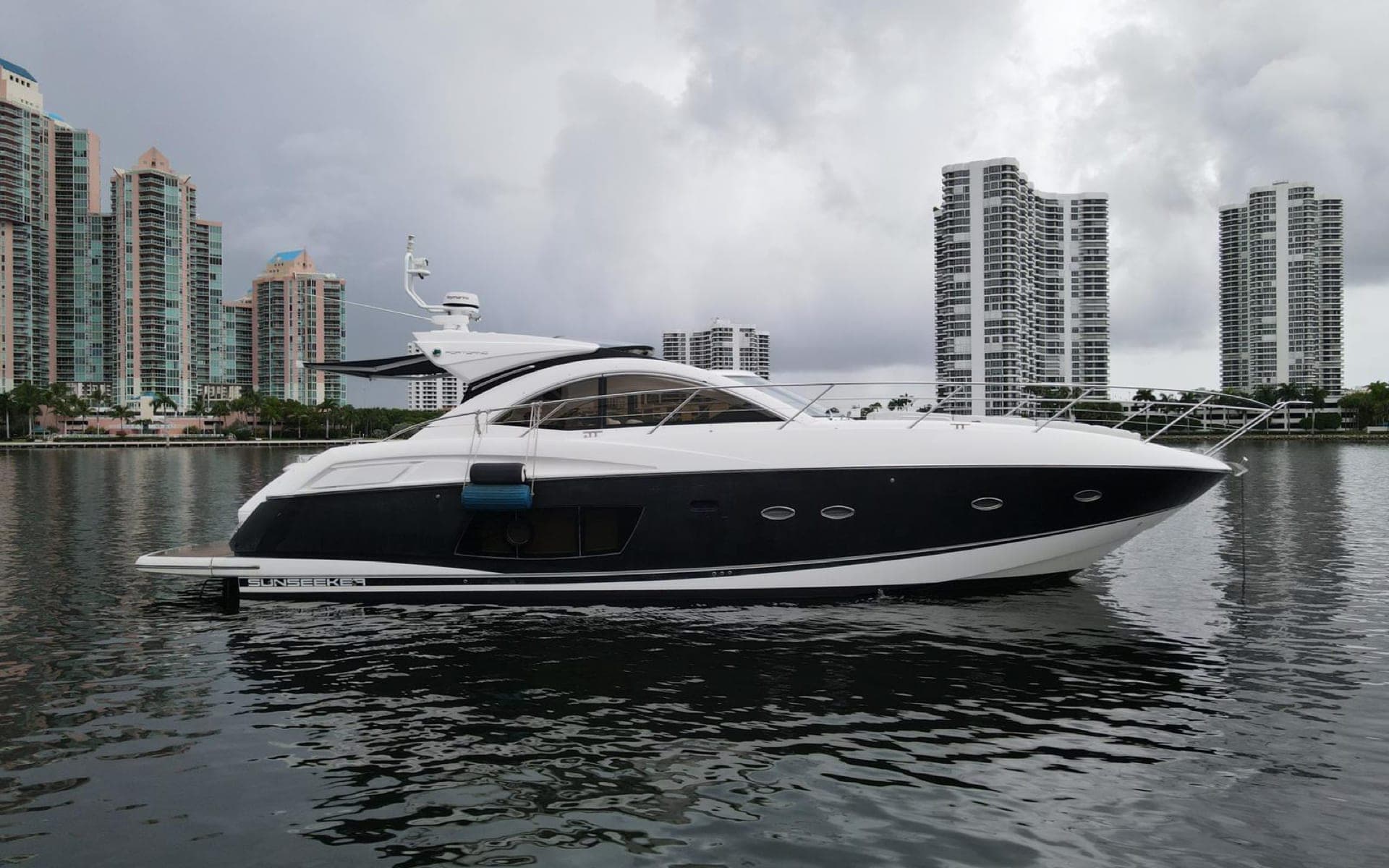 53' Sunseeker — Sunseeker yacht charter in Miami Beach, FL