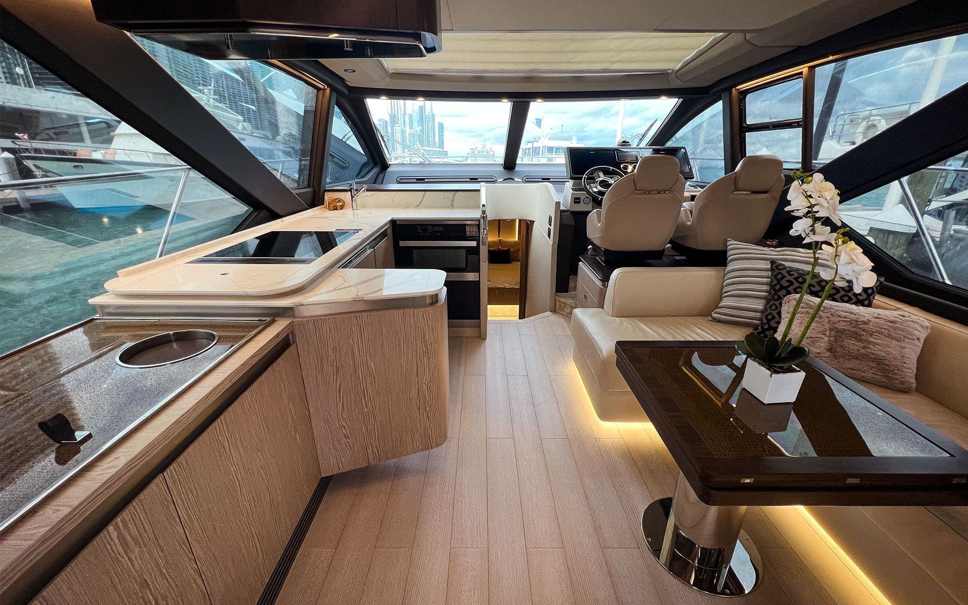 60' Azimut photo 9