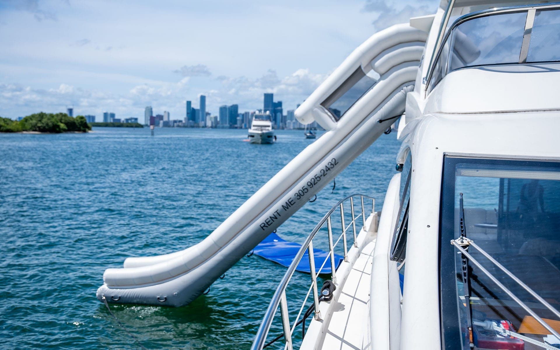 60' Azimut photo 7