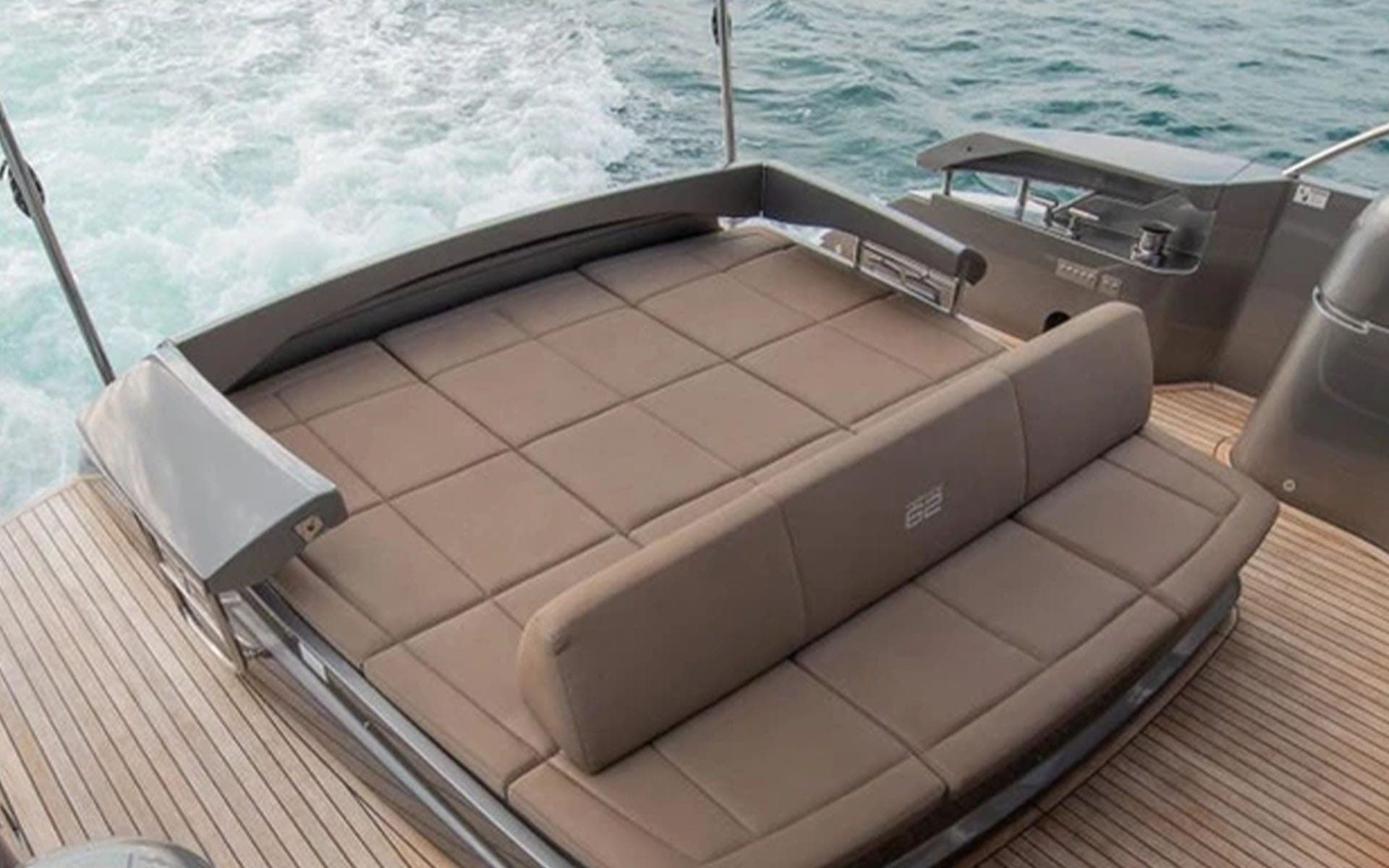 62' Pershing photo 4