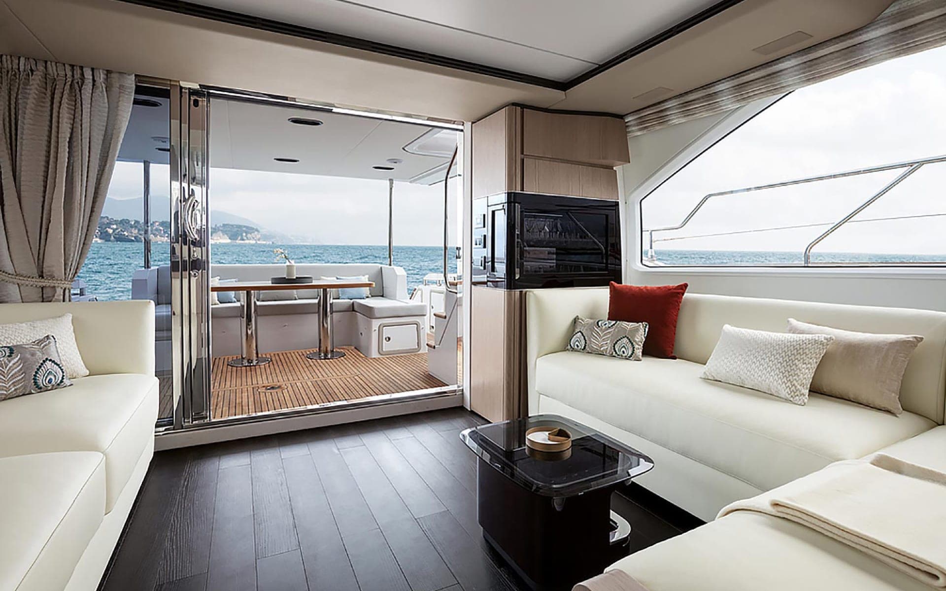 66' Azimut photo 9