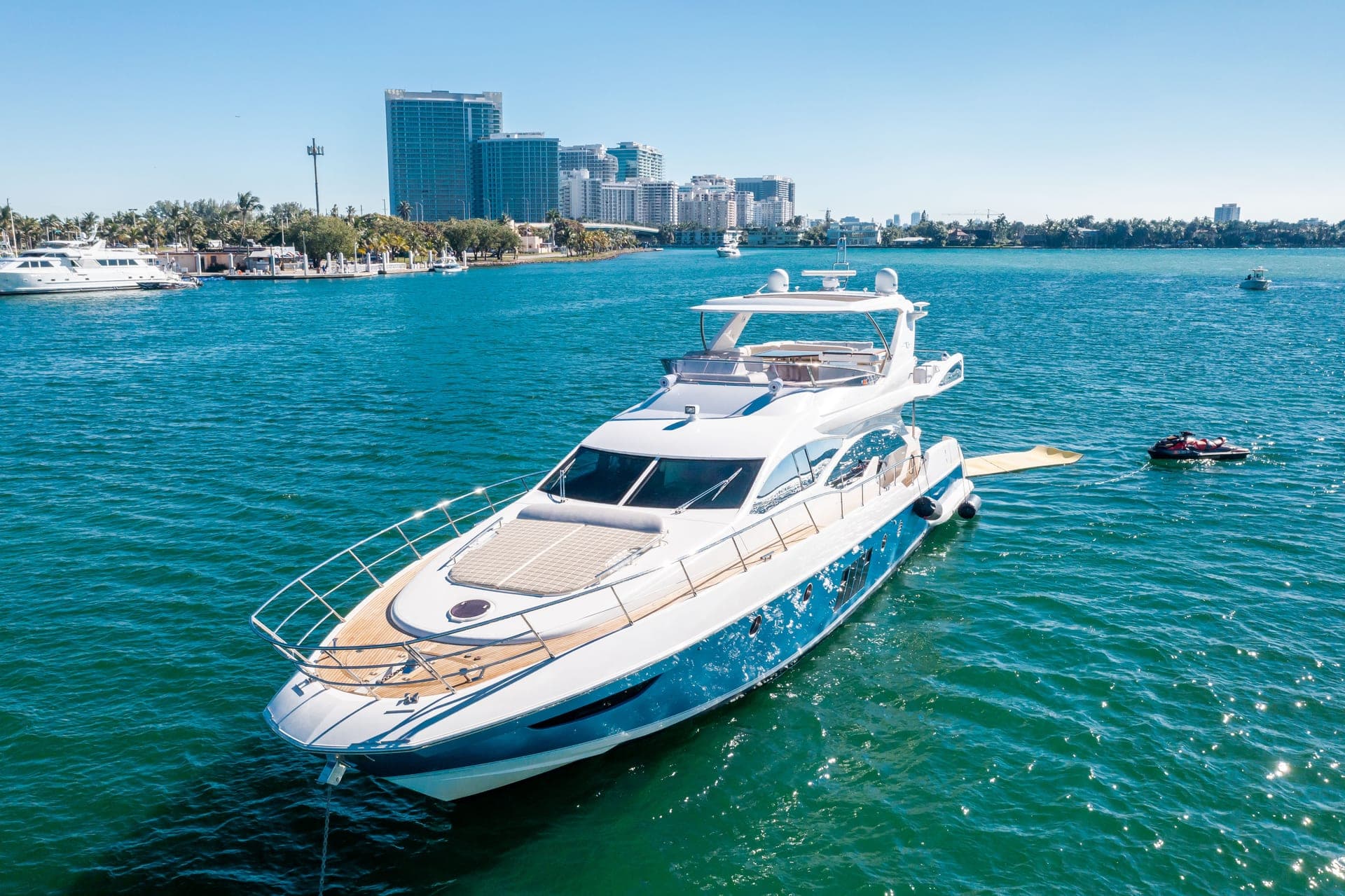 70' Azimut photo 4