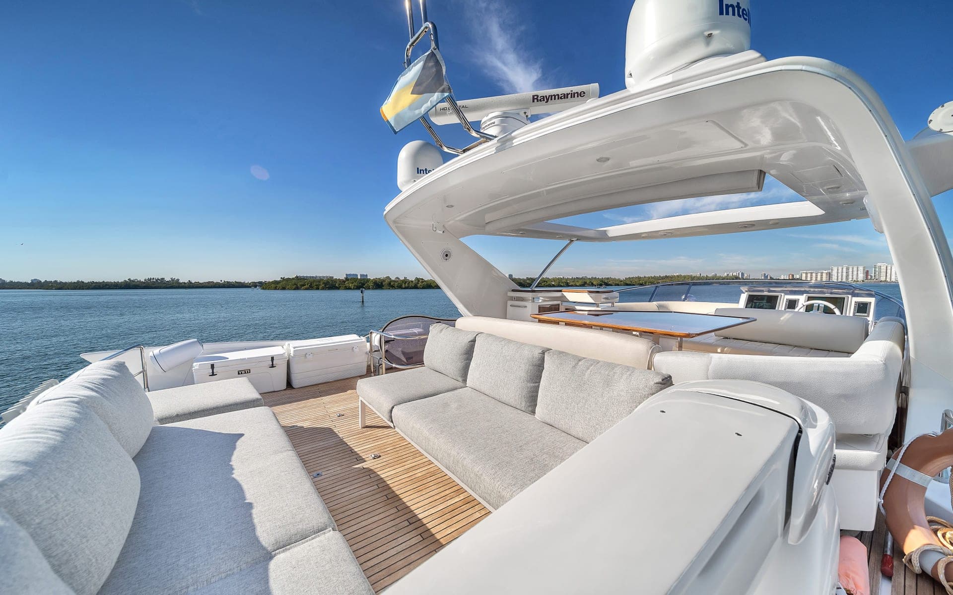 70' Azimut photo 6