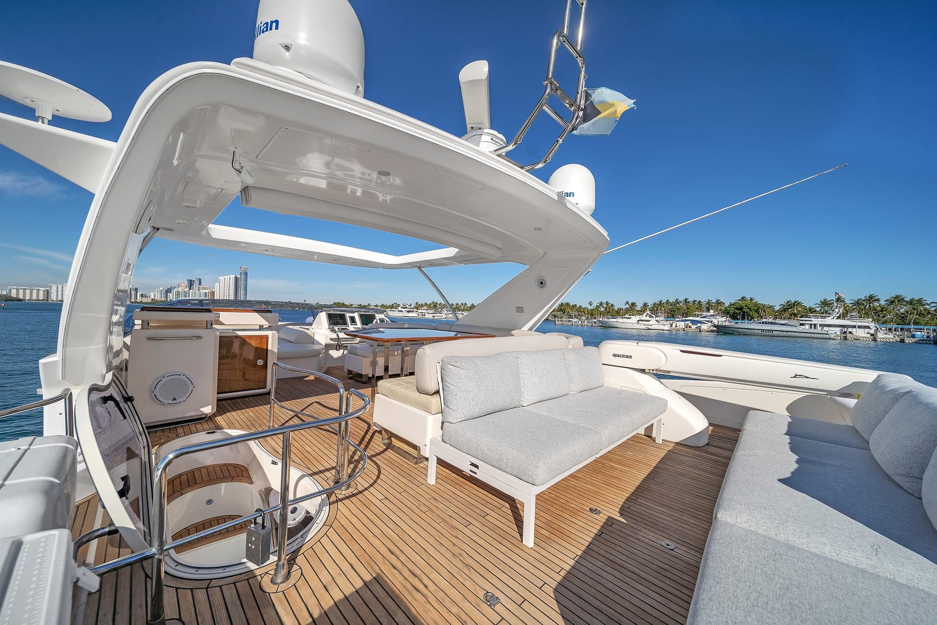 70' Azimut photo 7