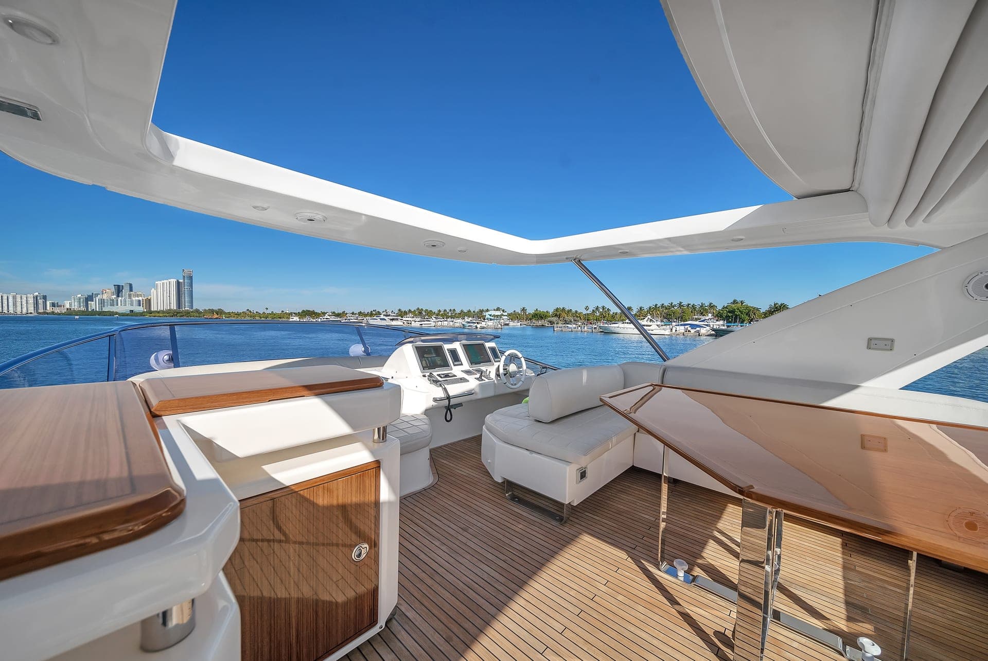 70' Azimut photo 8