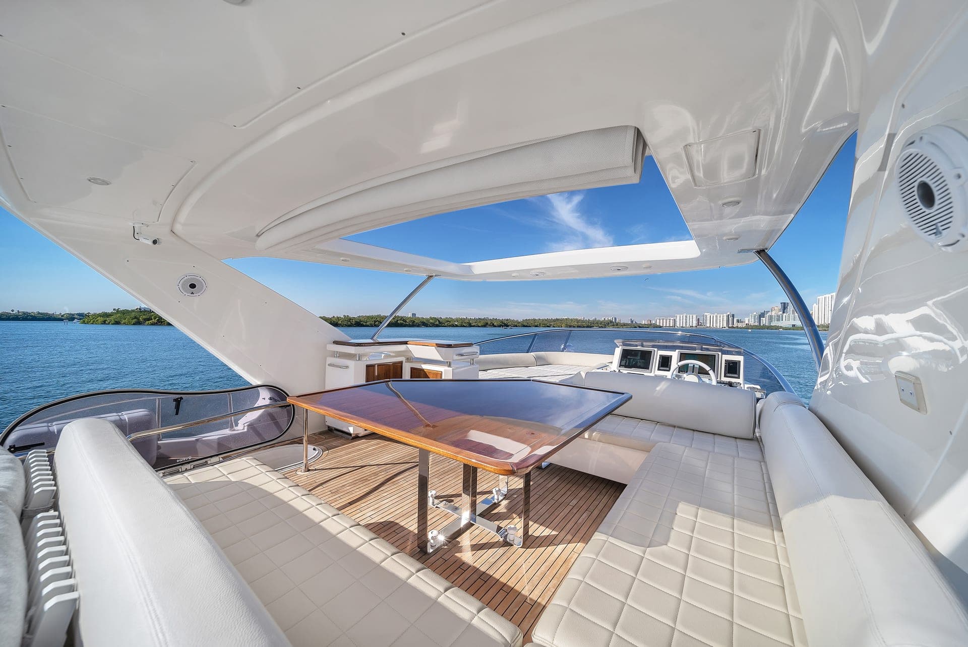 70' Azimut photo 9