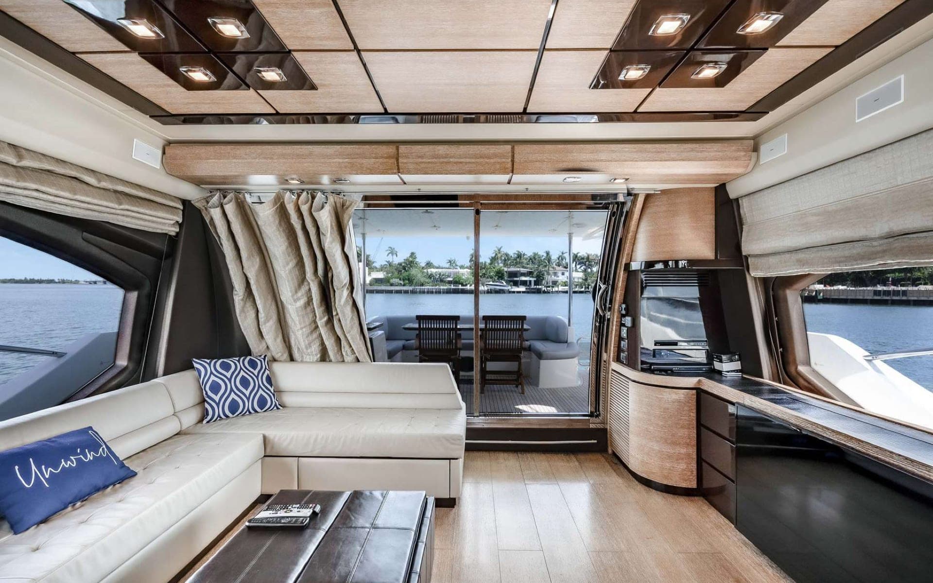 70' Azimut photo 5