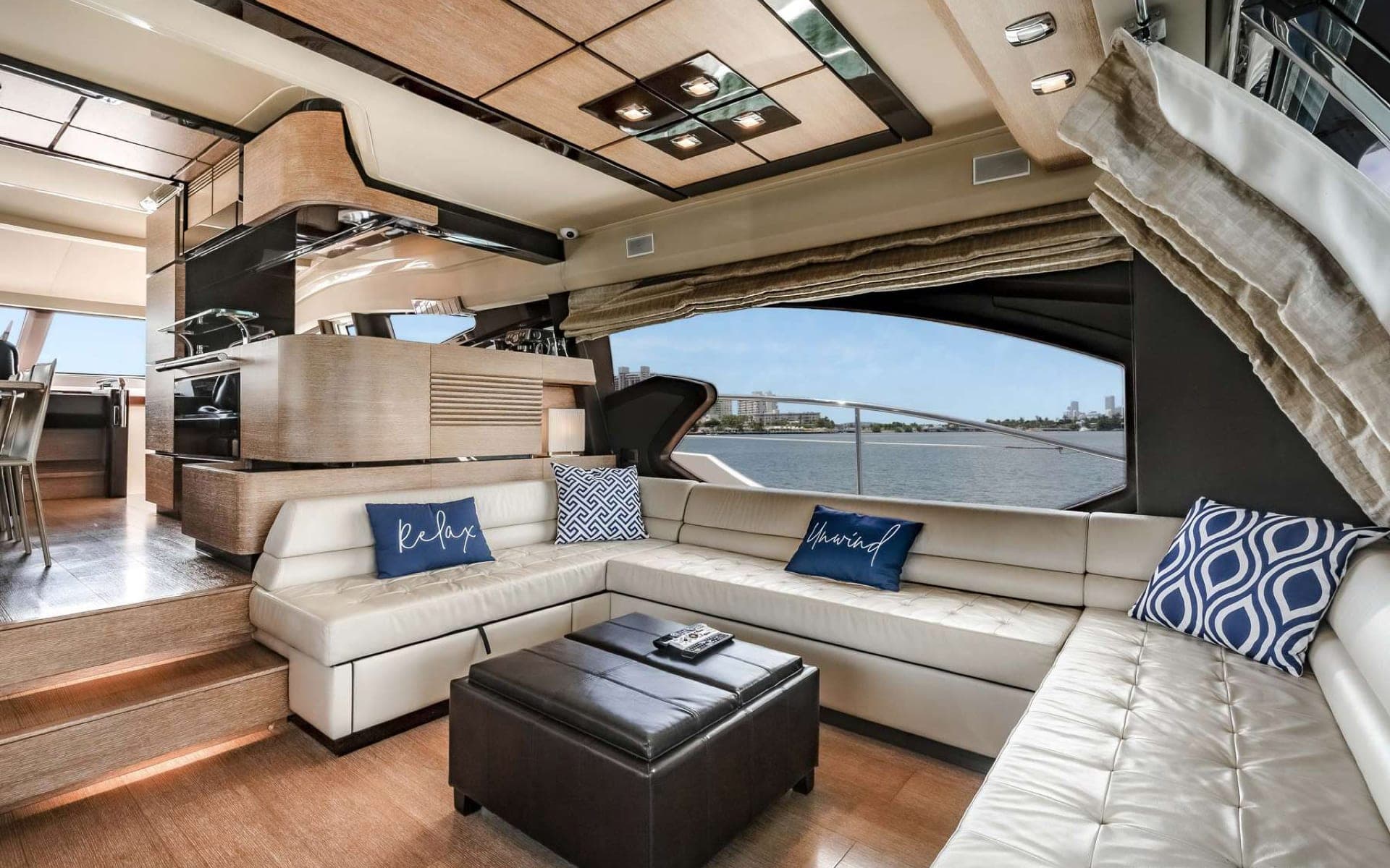 70' Azimut photo 6