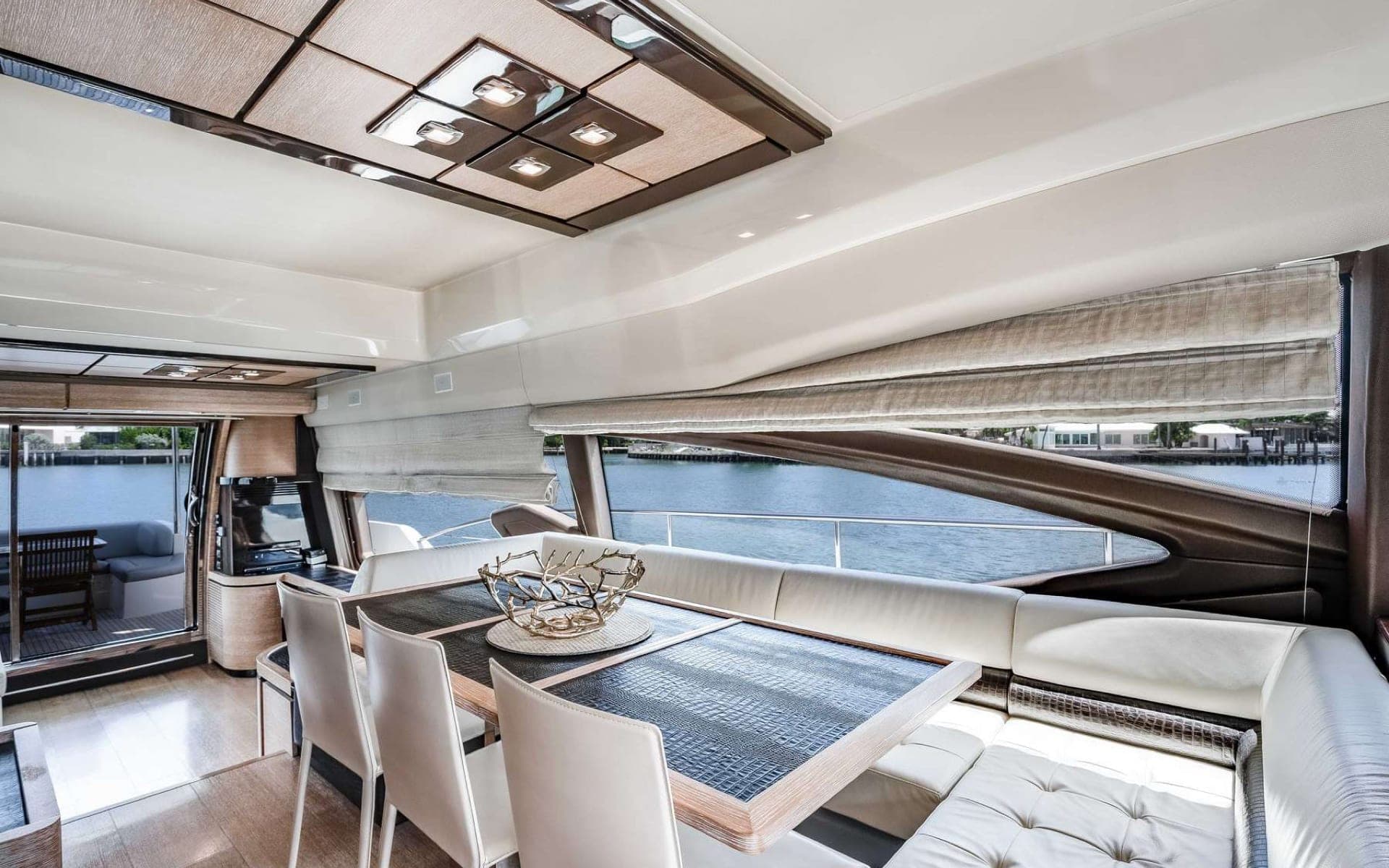 70' Azimut photo 7