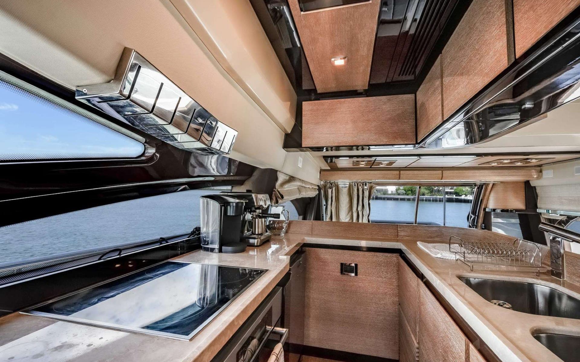 70' Azimut photo 8
