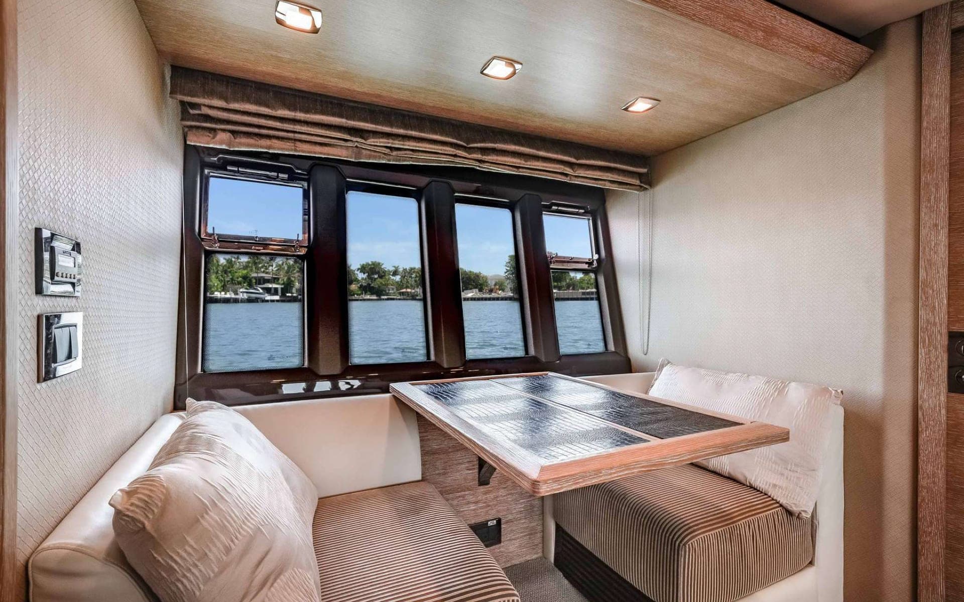 70' Azimut photo 9
