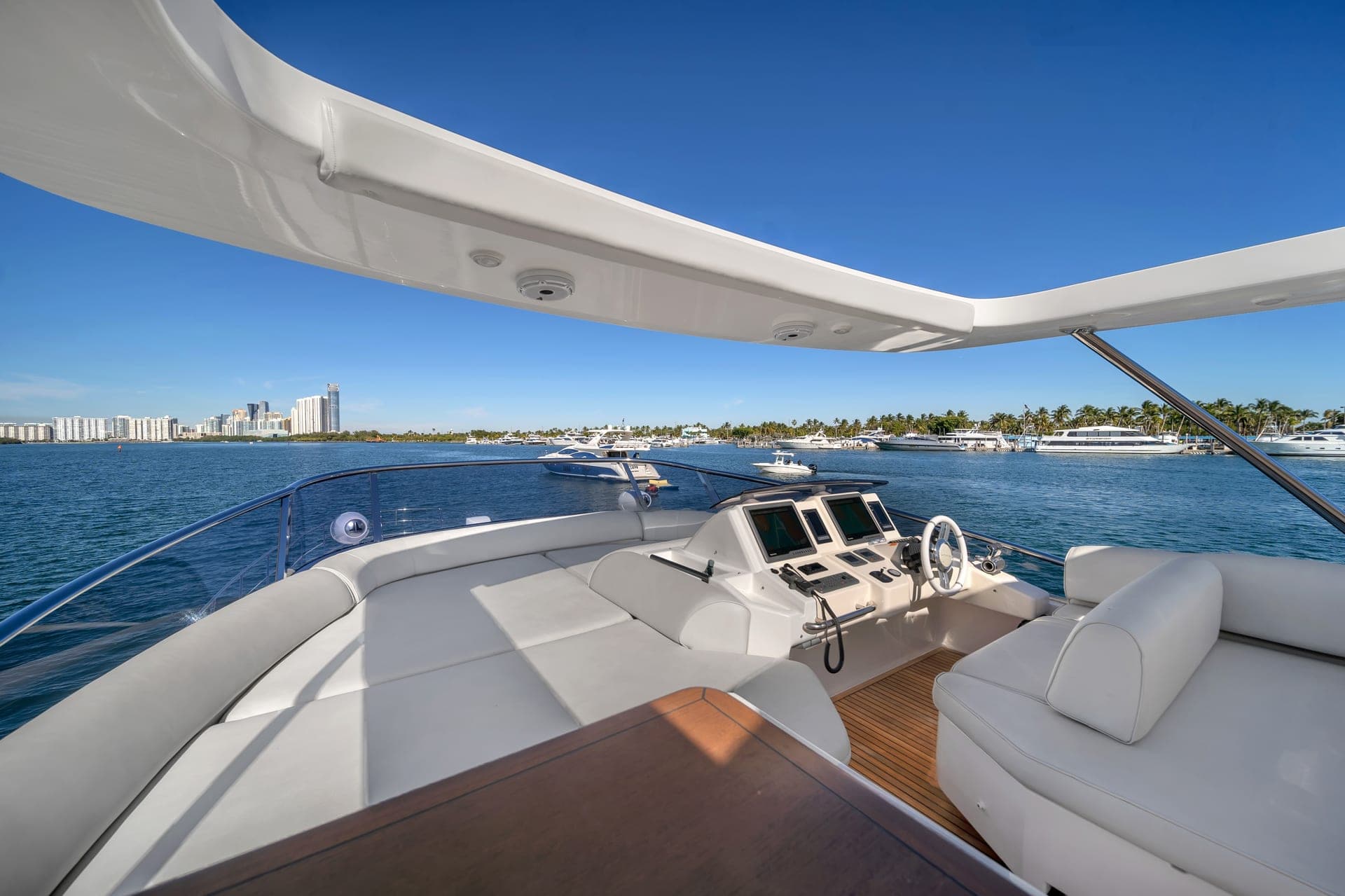 70' Azimut photo 5