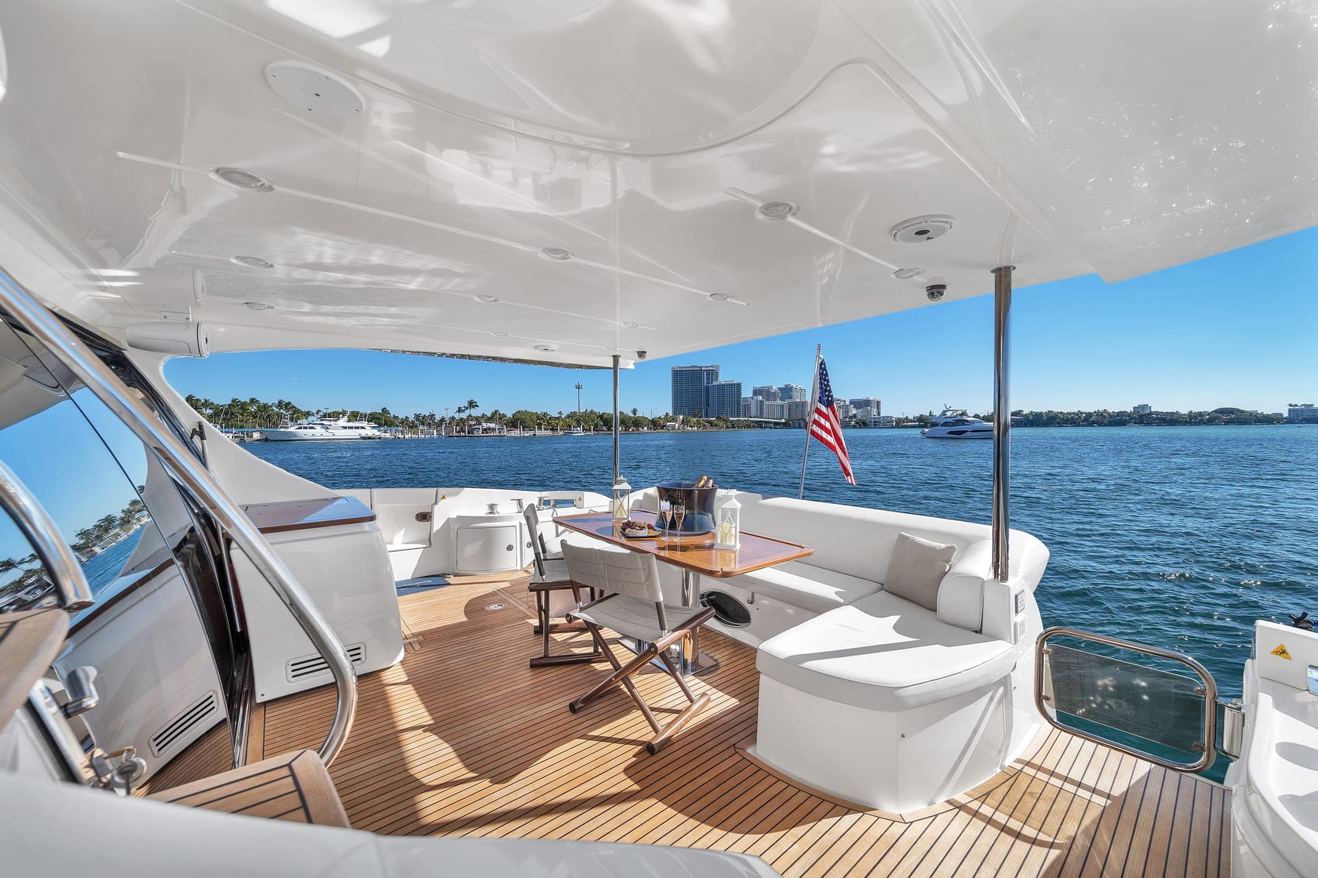 70' Azimut photo 6