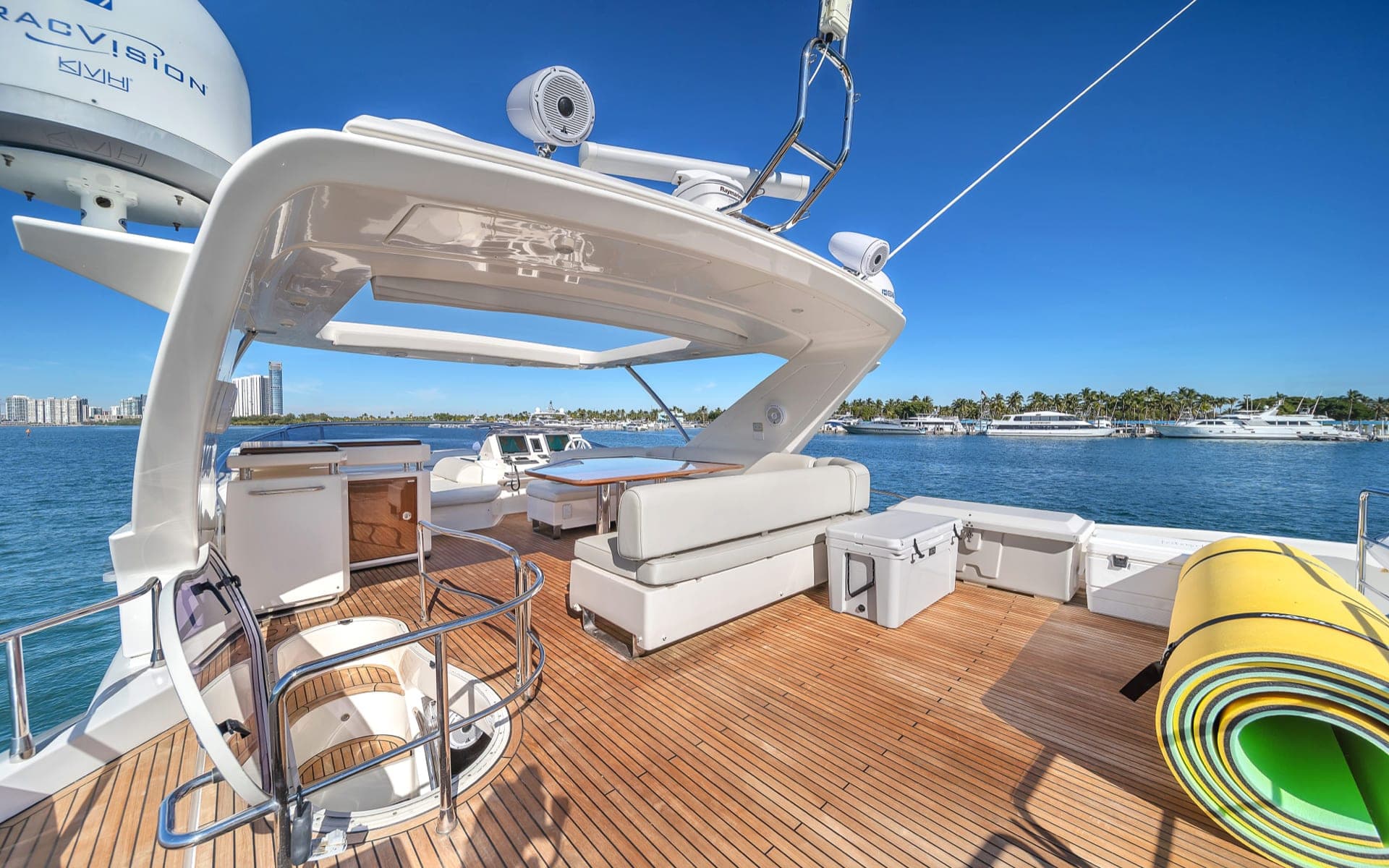 70' Azimut photo 7