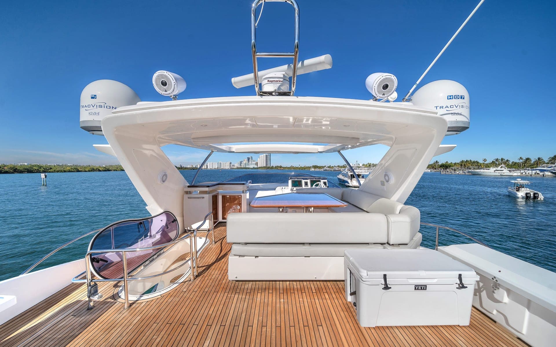 70' Azimut photo 8