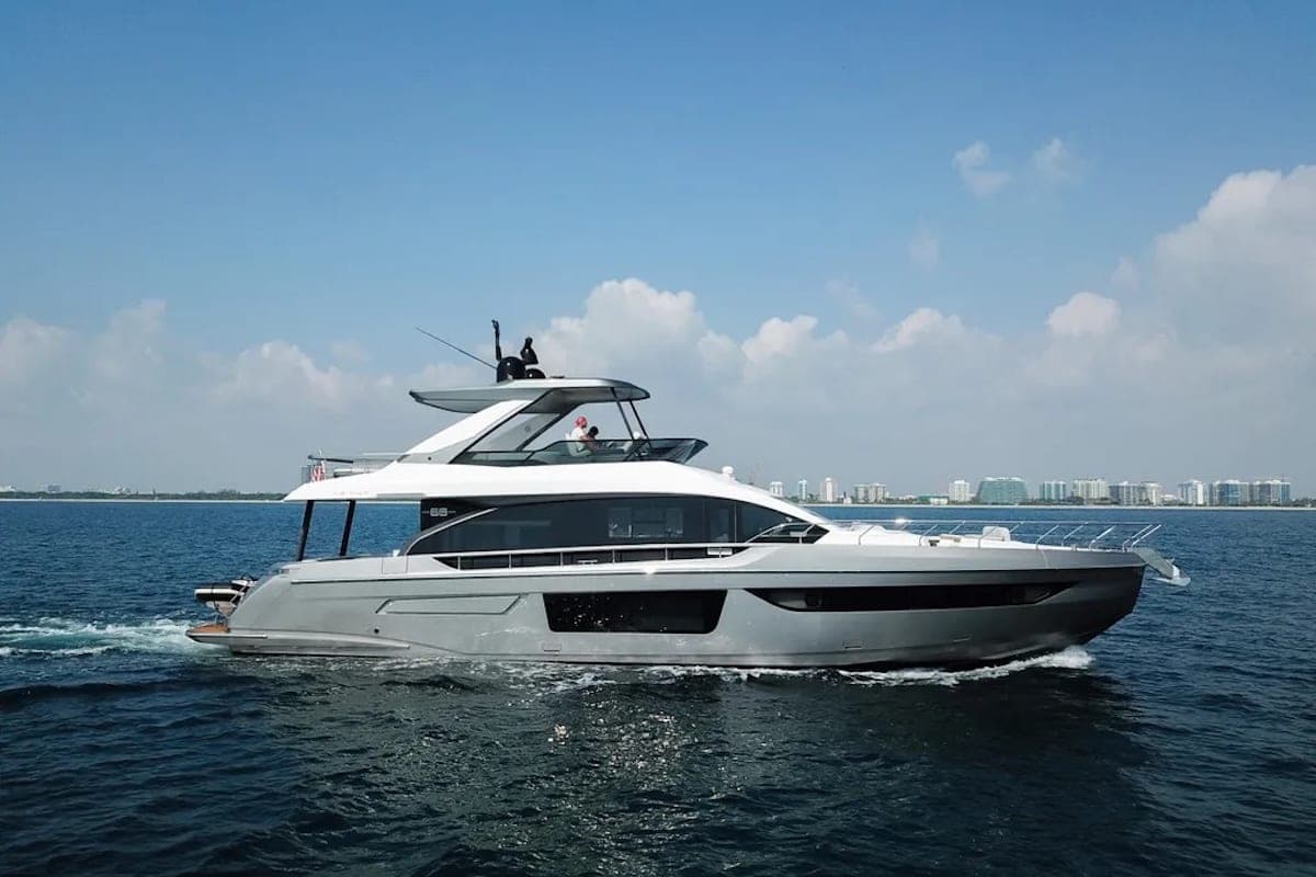 70' Azimut photo 2