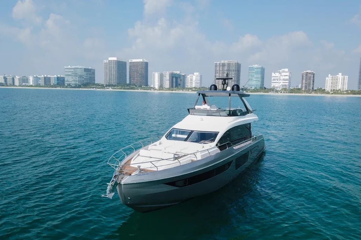 70' Azimut photo 3