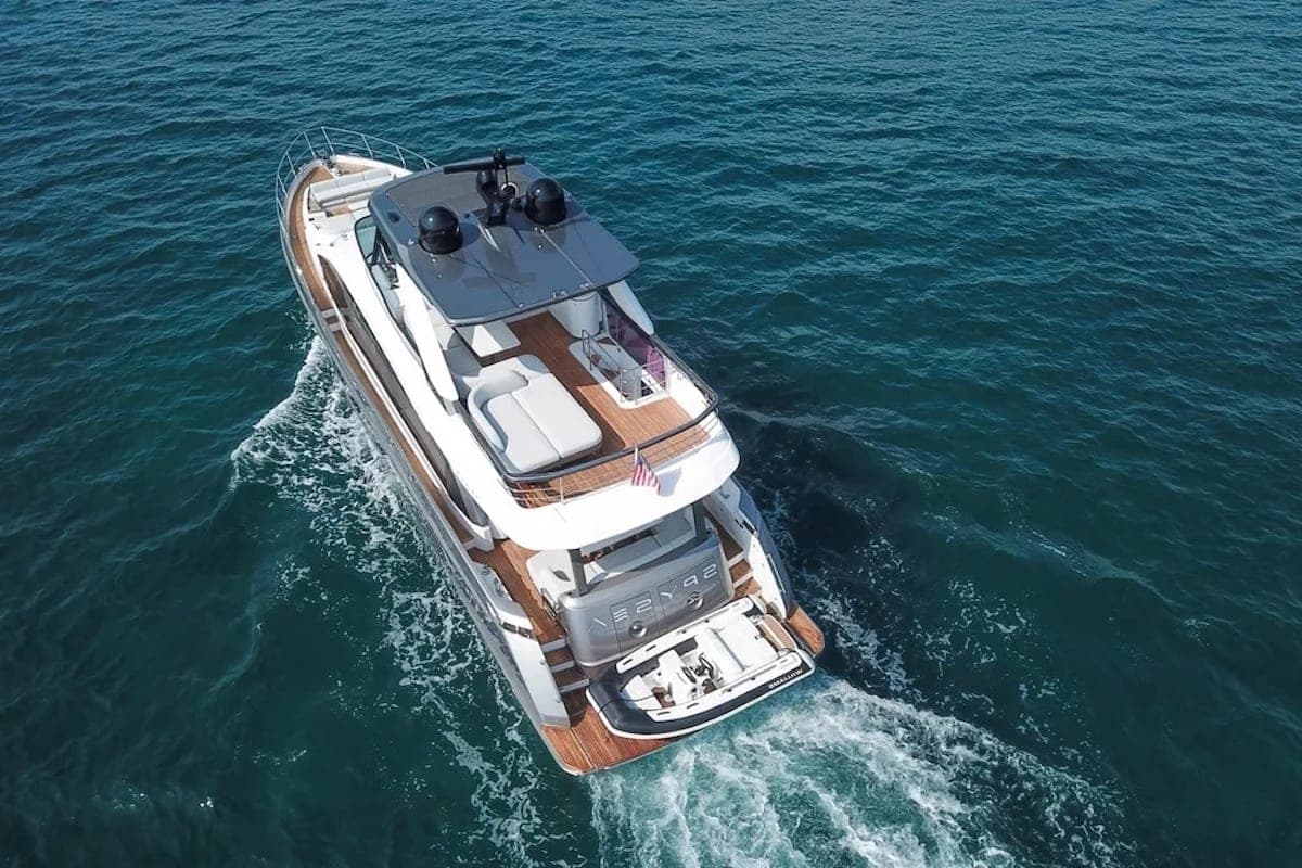 70' Azimut photo 4
