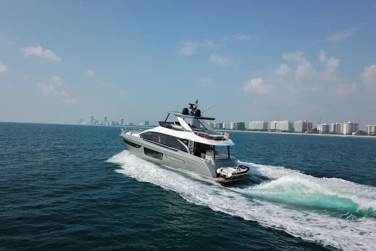 70' Azimut photo 7