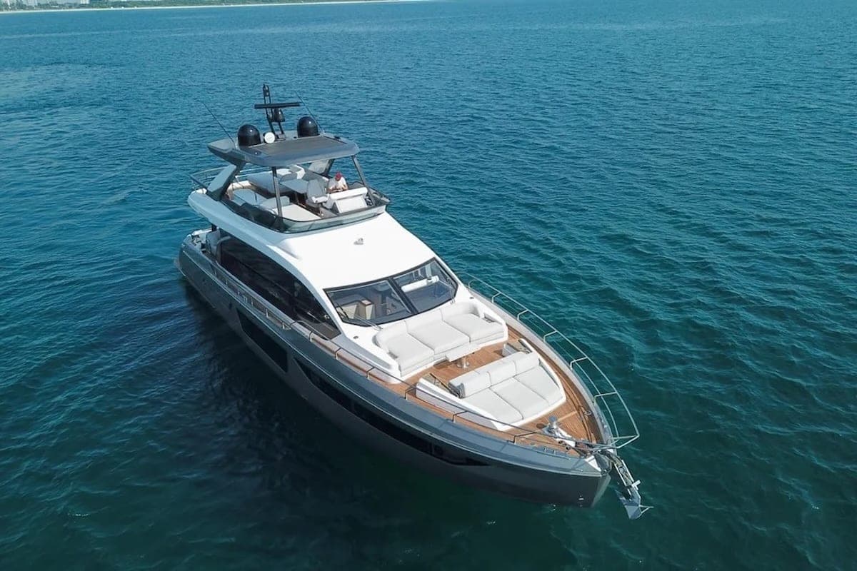 70' Azimut photo 8