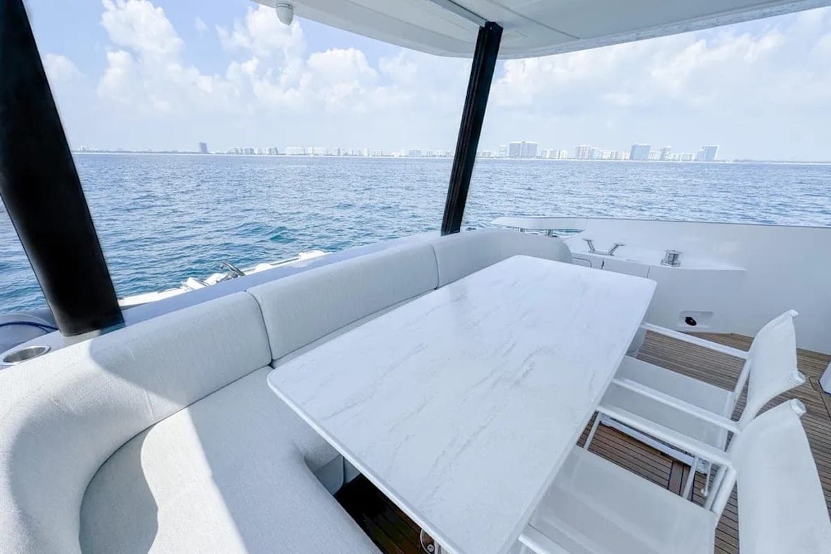 70' Azimut photo 9
