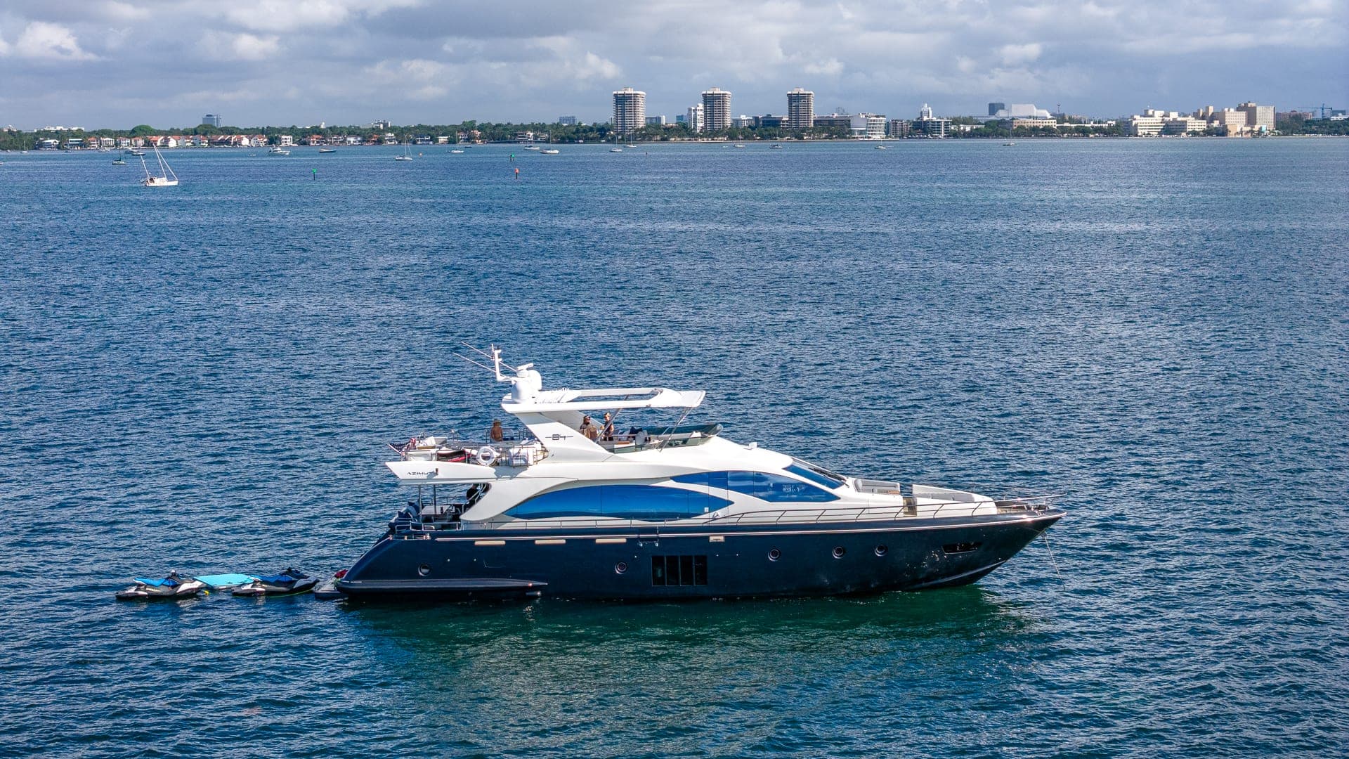 84' Azimut photo 4