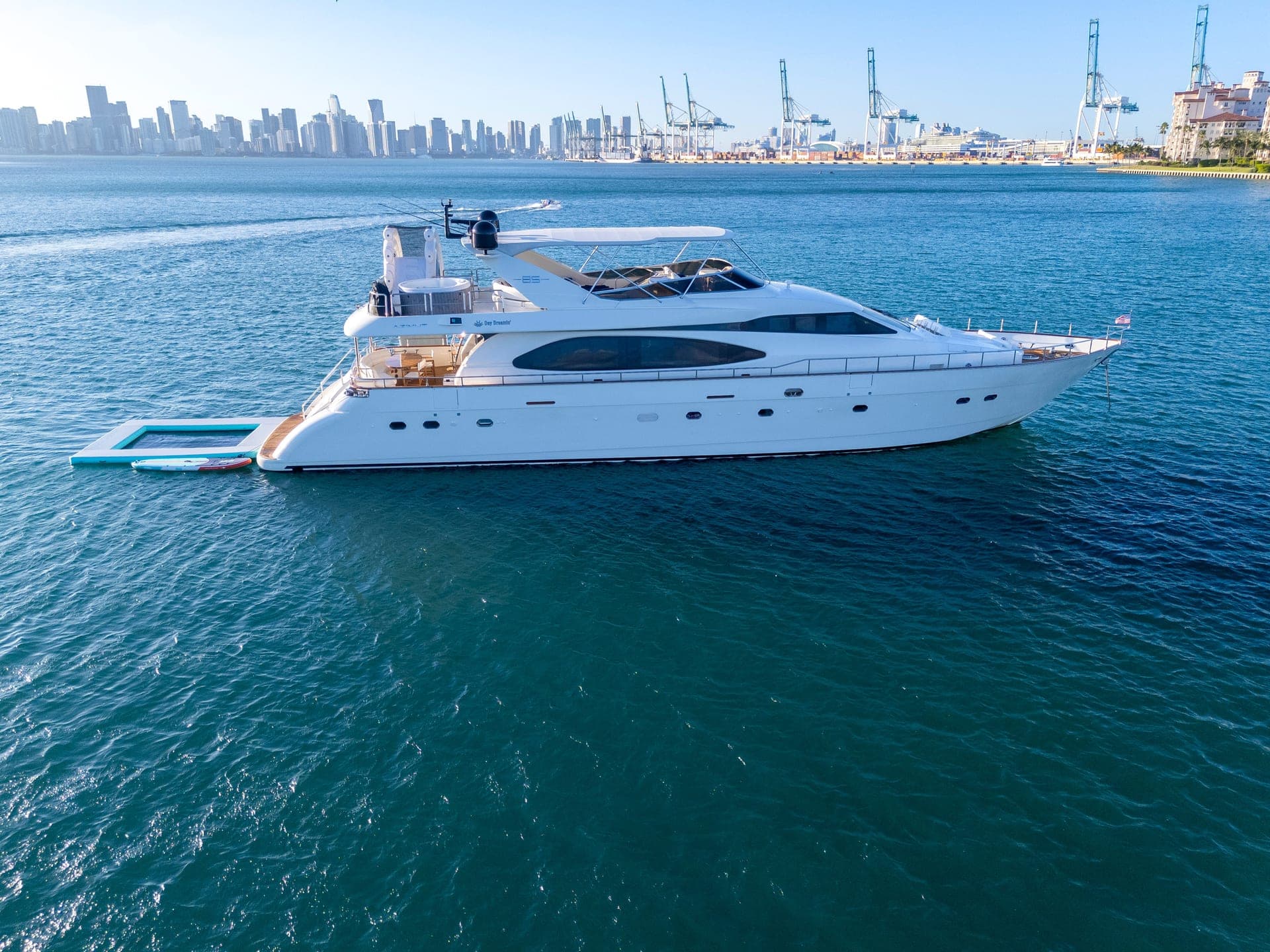 90' Azimut photo 2