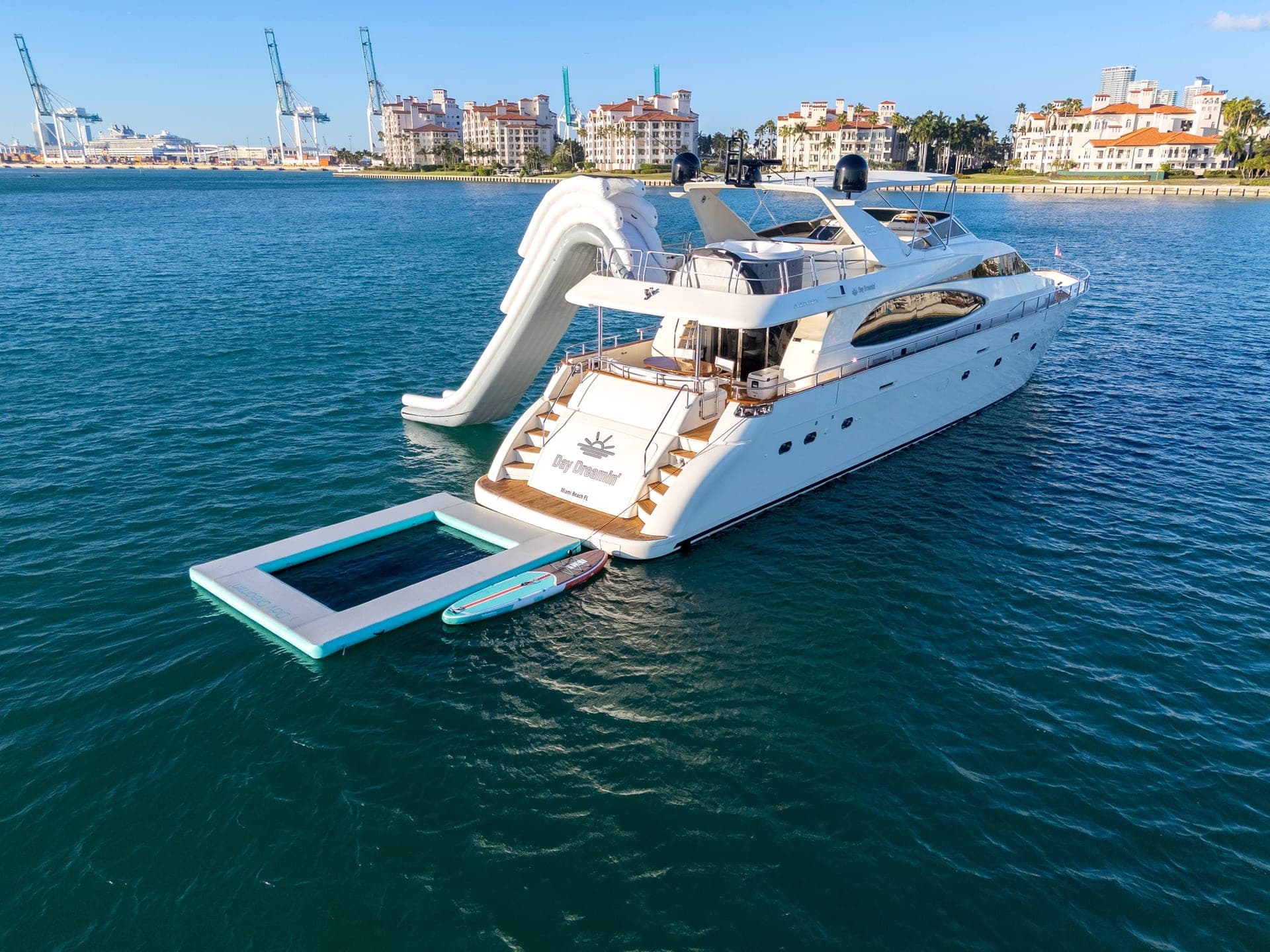90' Azimut photo 3